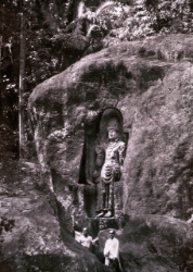 279149-Μέσα από τοίχους